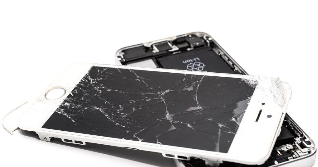 performing Android phone screen repair